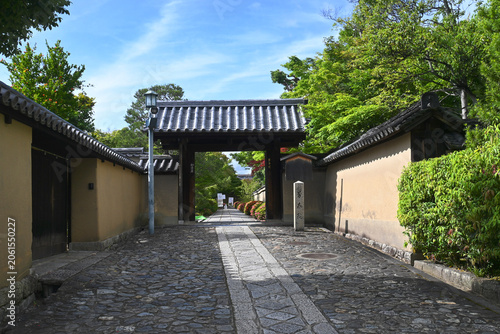 京都市紫野の大徳寺芳春院 山門と参道