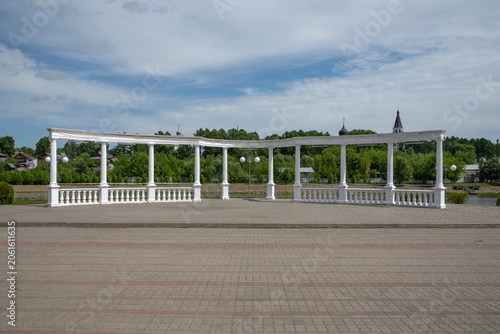 Foto The White Colonnade on the modern embankment