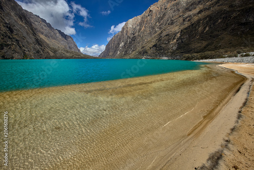 Quadro em tela Llanganuco Lagoon reveals its most intimate and quietly devastating face in this