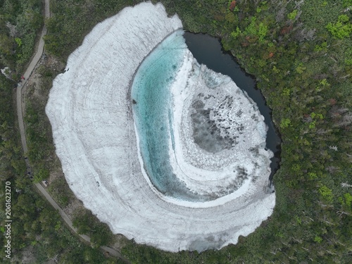 秋田県と岩手県にまたがる鏡沼、八幡平ドラゴンアイからの風景 ドローン空撮