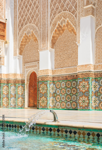 Foto a refreshing water feature in a quiet historic riad courtyard showcasing colorfu