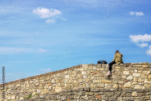 belgrad, serbien - mauer mit ausblick der festungsanlage kalemegdan und textfreiraum