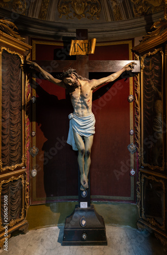 Fotografia Wooden crucifix in a niche of  Sant'Andrea al Quirinale baroque styled church in