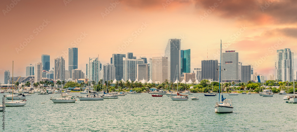 Obraz premium Miami skyline with yachts, boats and skyscrapers at sunset