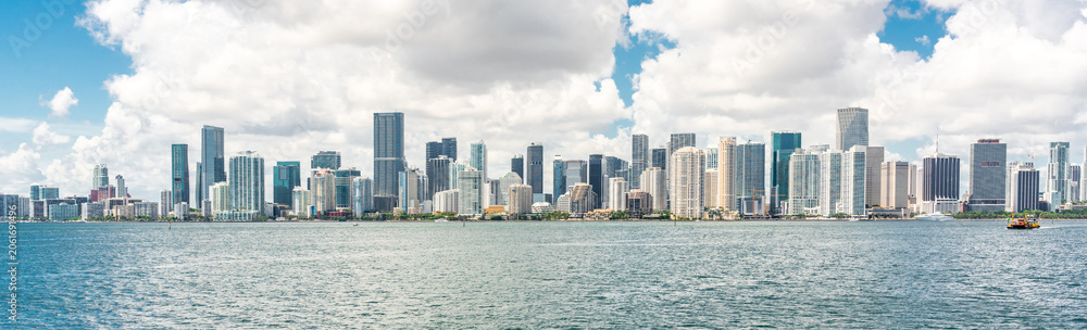 Fototapeta premium Miami Downtown skyline in daytime with Biscayne Bay