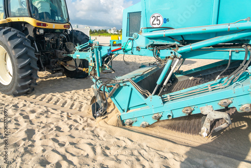 Foto Tractor cleaning sand in South beach in Miami