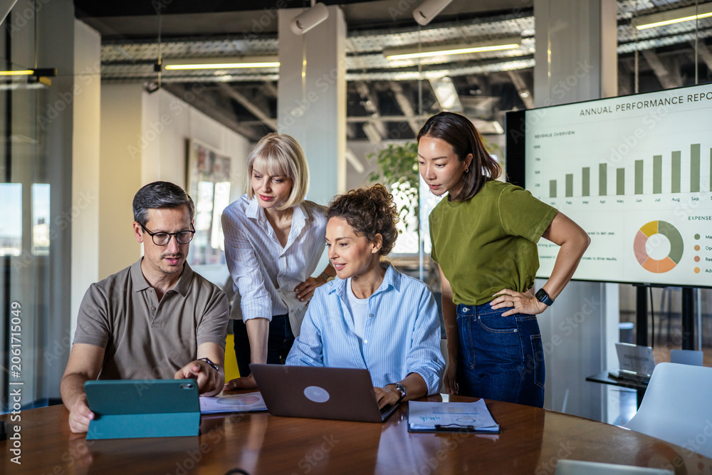 Naklejka premium Diverse business team collaborating on project in modern office