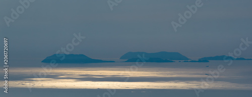 Cuadro en lienzo Golden Light on the Seto Inland Sea Islands
