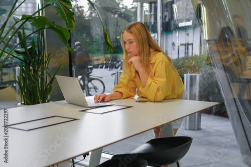 Fotografi Remote work, freelancer woman with laptop in biophilic coworking space, flexible workspace, digital nomad lifestyle and modern hybrid work concept