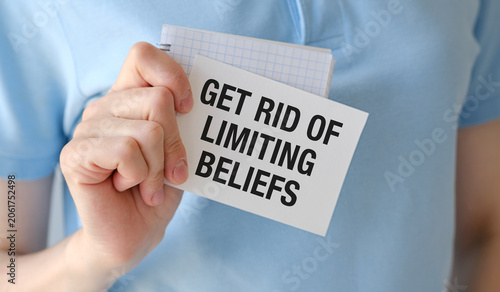 Schilderij op canvas Hand holds note with bold message: Get rid of limiting beliefs