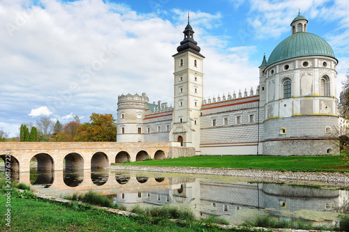 Quadro su tela Krasiczyn Castle with a pond in Krasiczyn Poland