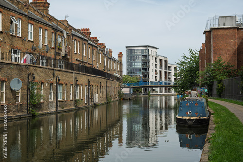 Bild auf Leinwand Grand Union Canal, London with blue sky