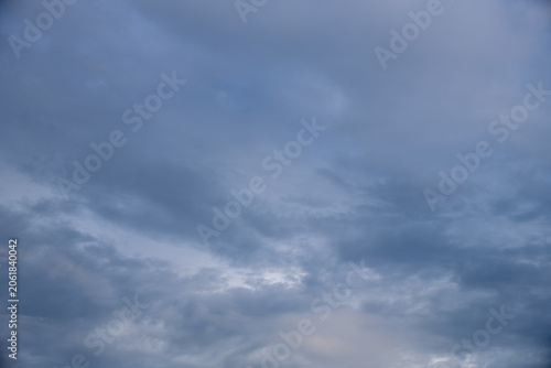 фотографія Overcast blue and grey cloudy sky background texture.