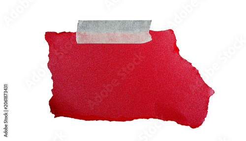Fragmento de papel rojo rasgado con cinta adhesiva blanca sobre fondo negro, plantilla para texto y diseño creativo