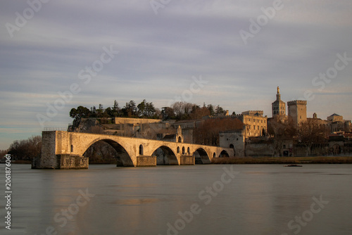 Cuadro en lienzo Avignon city view showcasing pont saint-bénézet and palais des papes
