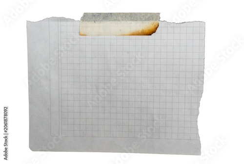 Hoja de papel cuadriculado rasgada con cinta adhesiva envejecida aislada sobre fondo negro