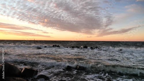 Sonnenaufgang an der Ostsee auf der Insel Rügen im Urlaubsort Sassnitz