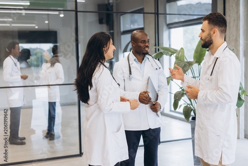 Foto Diverse medical team collaborating in modern hospital setting, healthcare profes