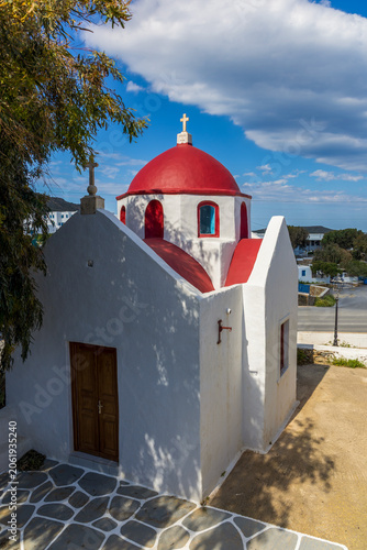 Fotografie Red-Domed Small Church on the Island of Mykonos, Greece