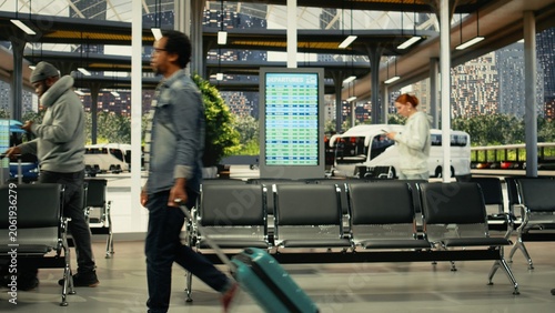 Foto Crowded urban transit station with passengers on the move during weekday commute hours, Multicultural city dwellers in busy mass transit hub filled