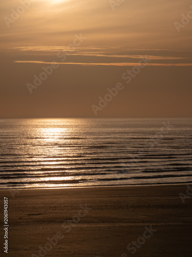 romantischer Sonnenuntergang an der Atlantikküste in der Normandie, Bricqueville-sur-Mer