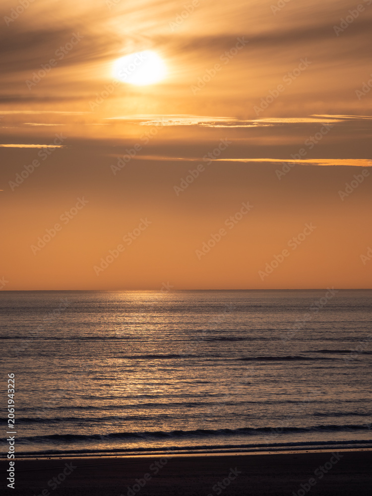 Fototapeta premium romantischer Sonnenuntergang an der Atlantikküste in der Normandie, Bricqueville-sur-Mer