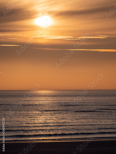 romantischer Sonnenuntergang an der Atlantikküste in der Normandie, Bricqueville-sur-Mer