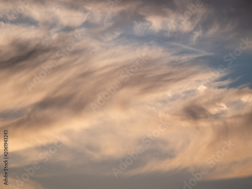 Wplkenformation am Abendhimmel in der Normandie