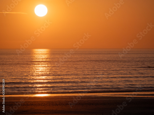Sonnenuntergang in Bricqueville-sur-Mer in der Normandie 