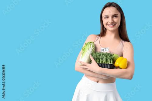 Young woman with fresh vege...
