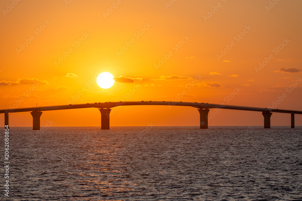 Fototapeta premium 伊良部大橋と夕日 沖縄 宮古島市