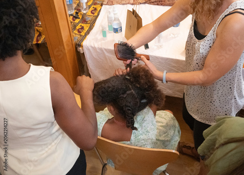 Εκτύπωση καμβά Professional hairdresser working on a client's afro-textured hair, preparing it