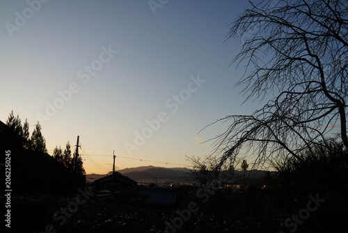 京都一条寺の寺院から見た秋の夕暮れ