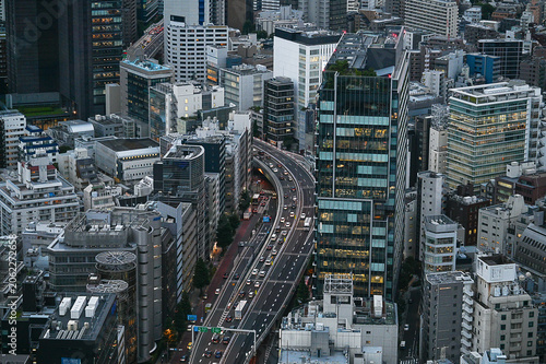 Obraz na płótnie 夕暮れの東京、オフィスビル群を縫って走る都市高速道路の俯瞰