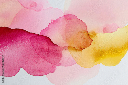 水彩で描かれたピンクとオレンジの抽象背景