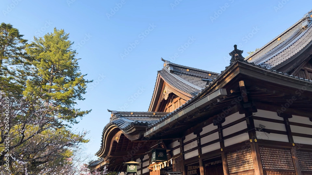 Fototapeta premium Traditional Japanese Shinto Shrine Architecture with Intricate Tiled Roof
