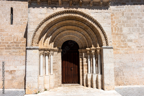 Foto Architectural detail of the 12th century Romanesque portal with multiple decorat