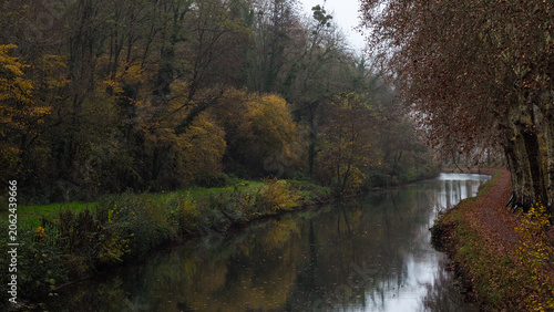 Canal du Midi, à proximité de Langon, par temps pluvieux