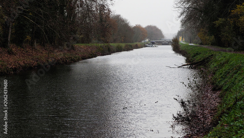 Canal du Midi, à proximité de Langon, par temps pluvieux