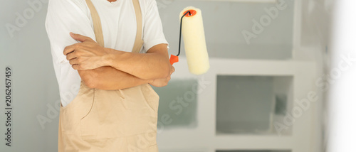 Billede på lærred Portrait painter man, brush in hand for products to restore and paint the wall,