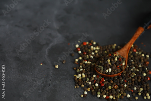 Fotografía Colorful Peppercorns on Spoon Against Dark Slate Background Highlighting Spice V