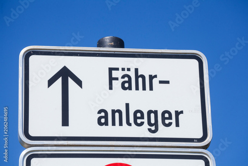 Wegweiser zum Fähranleger, Verkehrsschild, Deutschland