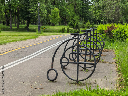 Fotografie Penny farthing bicycle shaped metal bike rack near a park cycling path