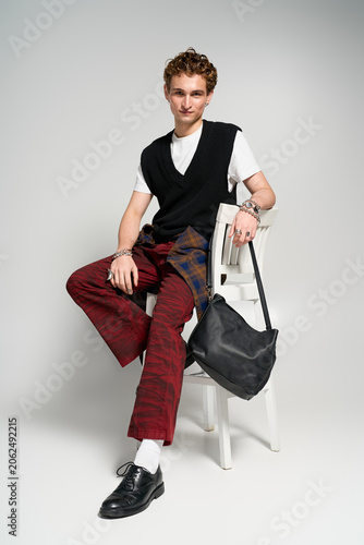 Fotografía Stylish young man displays unique fashion sense in trendy studio setting