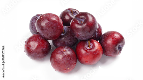 Foto fresh ripe dark plums presenting healthy raw organic fruit pile with water dropl