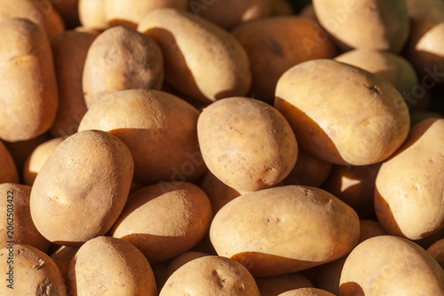 Frische Kartoffeln (Solanum tuberosum) an einem Marktstand zum Verkauf,  Deutschland