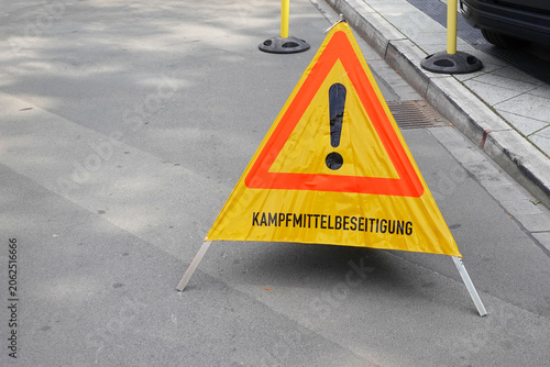 Deutsches Warnschild zur Kampfmittelbeseitigung  bei Bombenentschärfung für öffentliche Sicherheit in Deuschland