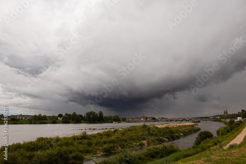 Foto Averse pluvieuse au dessus de la Loire