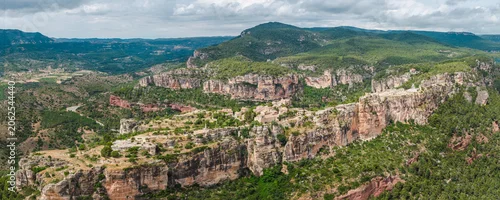 Panel kuchenny z motywem Close aerial view of Siurana village perched on towering sandstone cliffs in Catalonia, Spain.