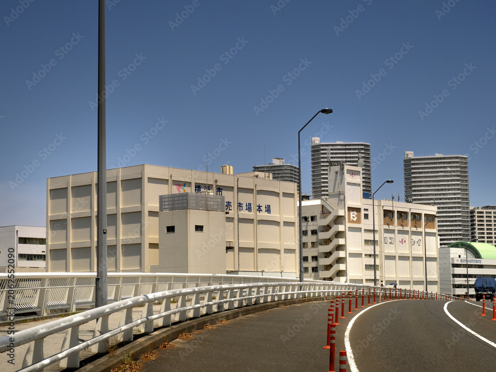 Fototapeta premium みなとみらい橋から眺めた横浜市中央卸売市場 本場。2026年5月、神奈川県横浜市にて撮影。